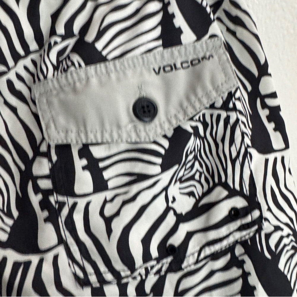 Volcom Zebra Shorts Vintage Drawstring Size Medium - image 4